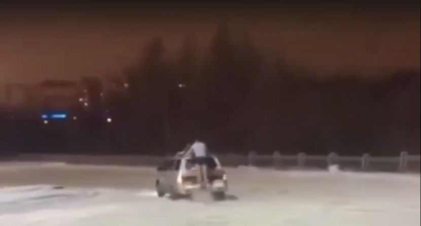 В Казани оштрафовали катавшихся голышом на крыше машины подростков