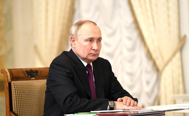 Путин подписал закон о выплате процентов за задержанную зарплату