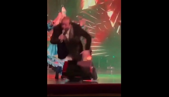 Момент падения Винариса Илъегета на сцене на концерте в Альметьевске попал на видео