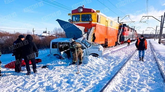 Трое детей погибли при столкновении снегоуборочного поезда и легковушки в Алтайском крае – видео