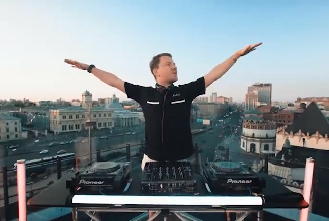 DJ Smash поздравил российских железнодорожников техно-клипом