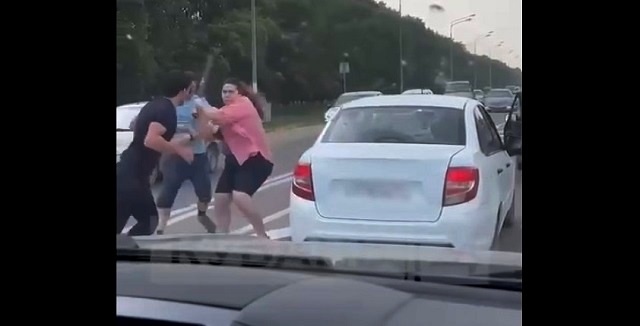 Бравая женщина с зонтиком утихомирила обидчика на краснодарской дороге – видео