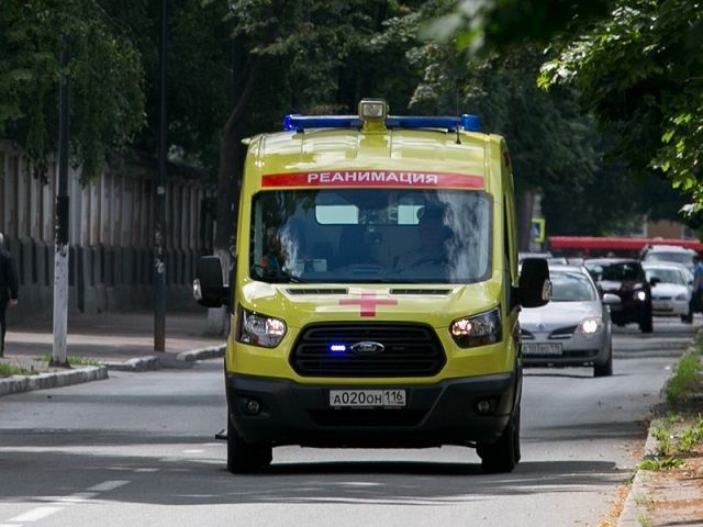 В Казани «Лада» сбила двух человек и протаранила здание - видео
