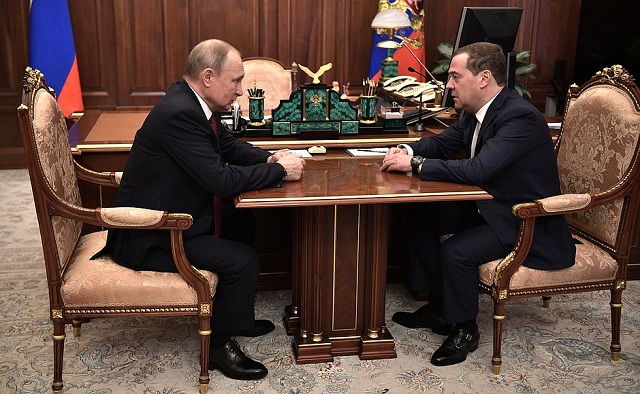 Владимир Путин поздравил Медведева с днем рождения по телефону