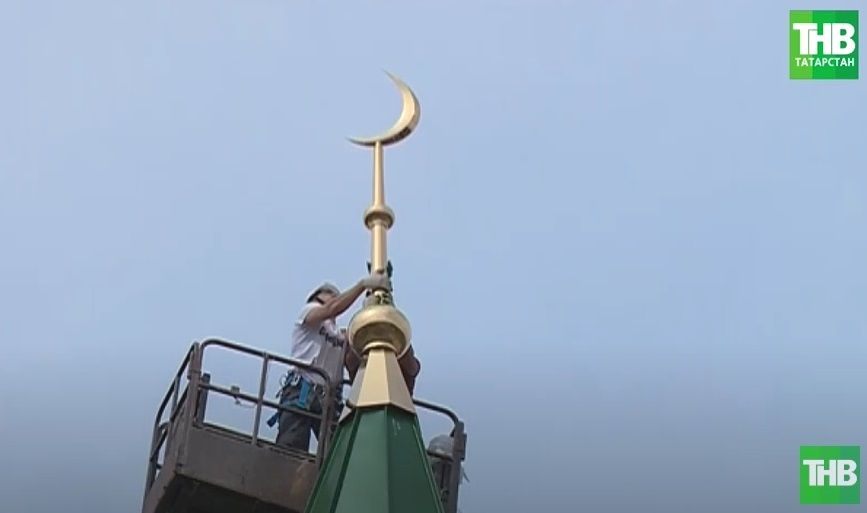 В Атнинском районе Татарстана на одной из старинных мечетей вновь появился полумесяц - видео