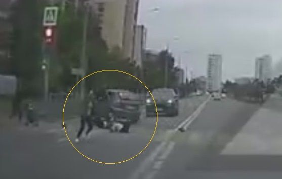 Момент смертельного наезда автоледи на пешеходов в Казани попал на видео