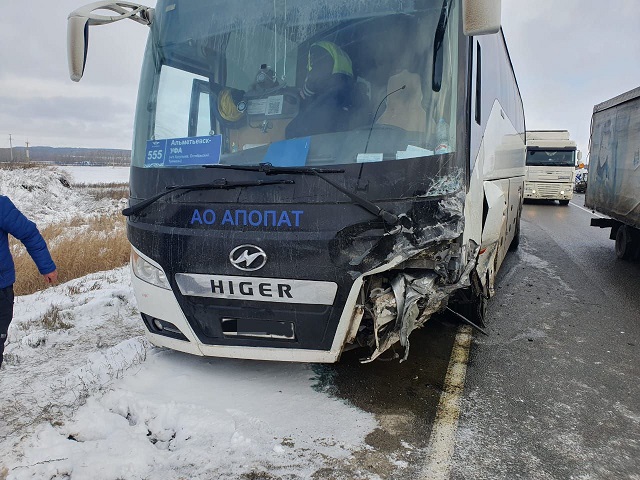 В Башкирии водитель внедорожника погиб в ДТП с рейсовым автобусом из Татарстана