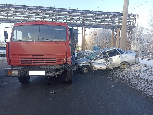 Два человека едва не погибли в Татарстане, пытаясь проскочить перед «Камазом»