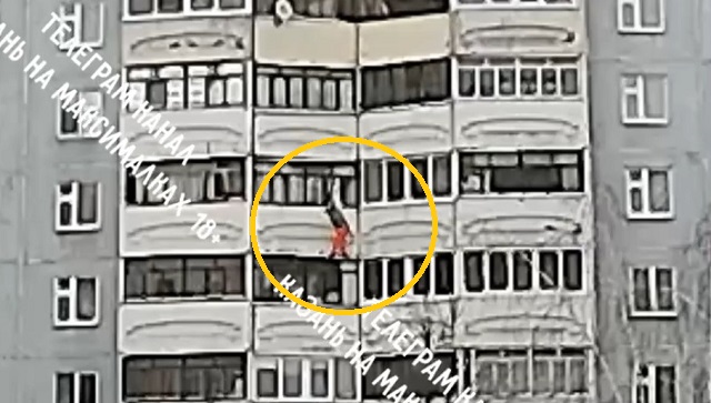 Соцсети: в Казани выпавшая из окна шестого этажа женщина встала и пошла дальше — видео