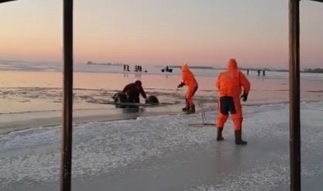 Житель Татарстана провалился под лед Камы на самодельном мотовездеходе - видео