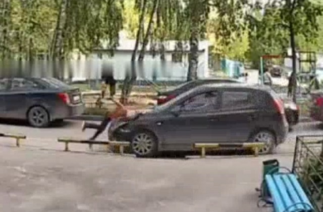 Автохам сбил ребенка во дворе дома в Казани - видео