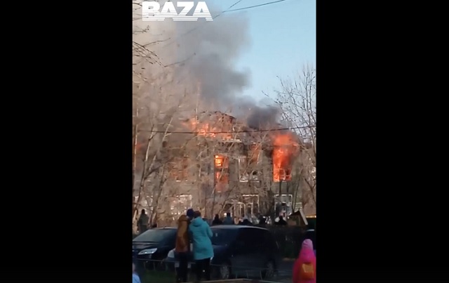 В Твери дети случайно спалили дом вместе с жильцами – видео