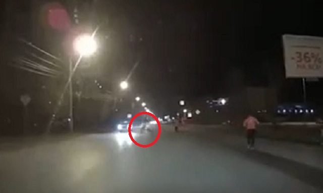 В Омске мужчина попал под машину, убегая от продавцов с украденным планшетом – видео
