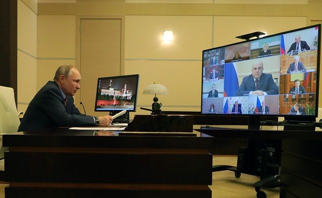 Путин поручил изучить обстановку в регионах России с зарплатами бюджетников 