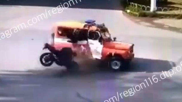 Ускользающий от полицейских подросток на мотоцикле влетел в машину МЧС – видео
