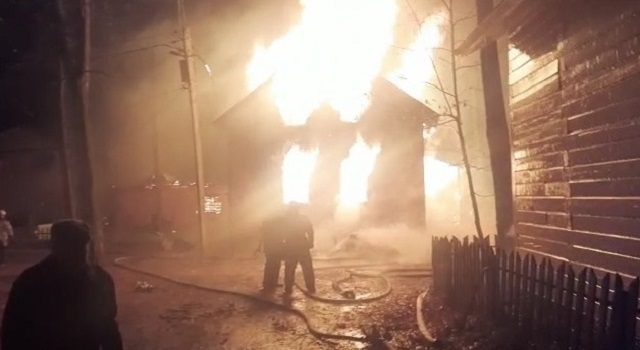 В Татарстане на базе отдыха «Дубрава» сгорели три садовых дома – видео