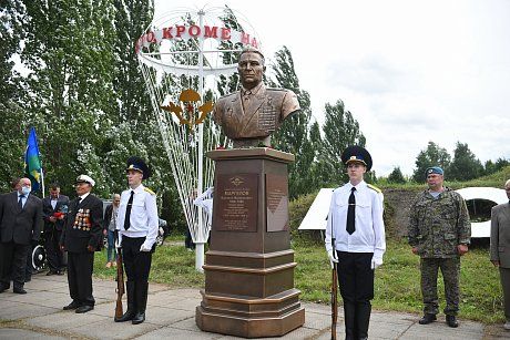 В Челнах установили памятник одному из родоначальников Воздушно-десантных войск