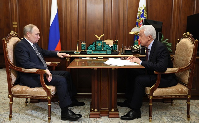Путин пообещал рассмотреть просьбу о дополнительной матпомощи для «сердечников»