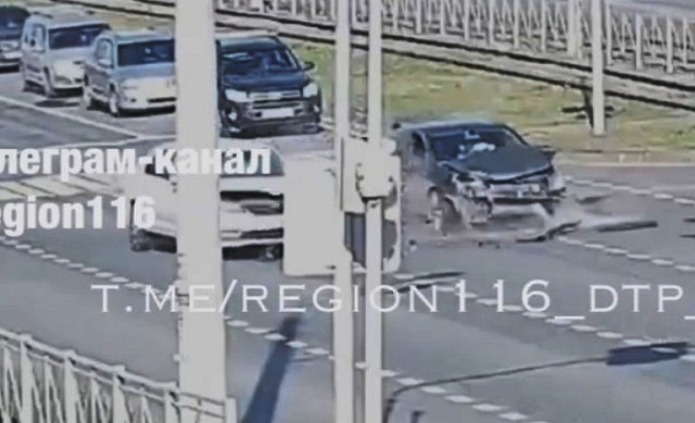 Момент жесткого ДТП на улице Гладилова в Казани попал на видео