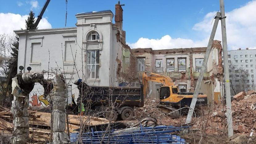 В Казани начали снос школы на Назарбаева