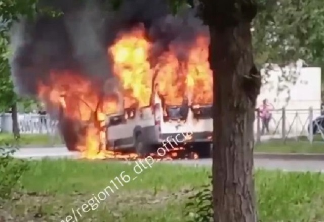 Охваченный пламенем микроавтобус сняли на видео в Казани