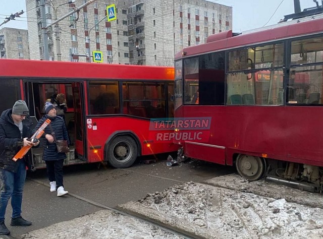 В Казани трамвай протаранил пассажирский автобус