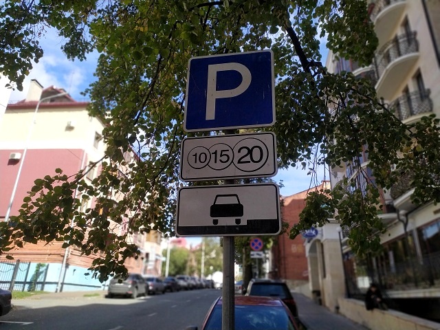 В Казани предложили эвакуировать авто без номеров на парковках по примеру Москвы