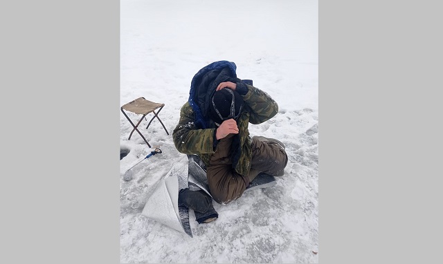 Уснувшего на льду реки во время рыбалки мужчину спасли в Татарстане