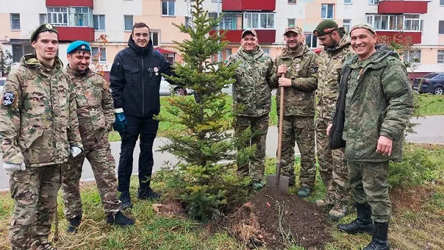 Ветераны СВО посадили голубую ель возле пункта сбора помощи в Нижнекамске