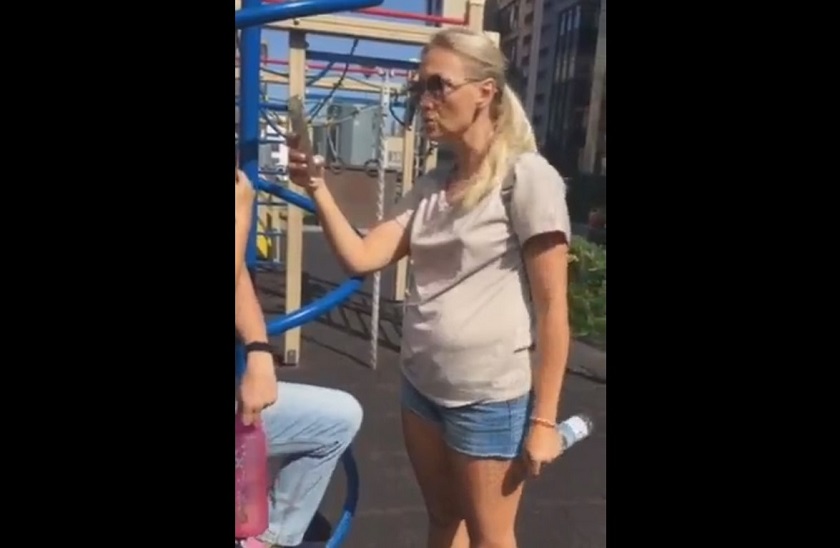 «Шуруйте к себе»: женщина выгнала детей-инвалидов с детской площадки – видео