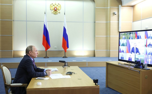 Путин поручил ускорить работу на запущенных в стране дорожных стройках 