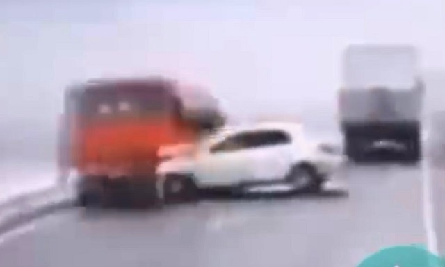 «Камаз» разорвал в щепки легковушку на трассе в Татарстане - видео