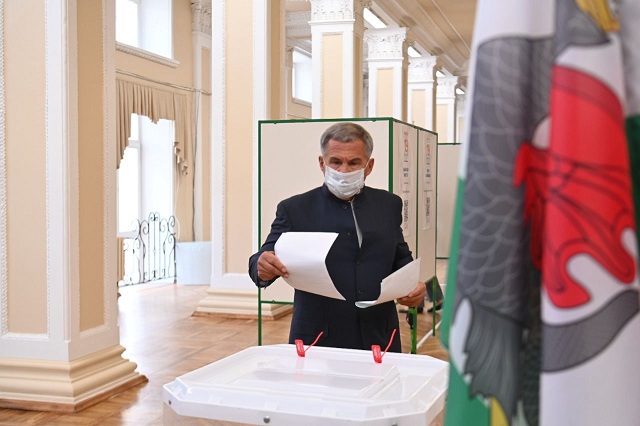Рустам Минниханов проголосовал на выборах депутатов Госдумы