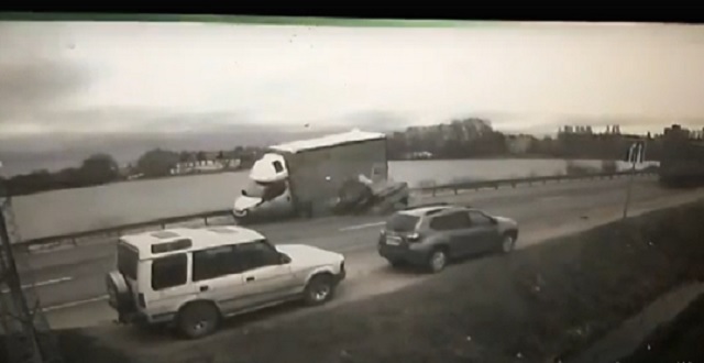 В Тверской области в результате лобового столкновения с грузовиком погибла 28-летняя автоледи – видео