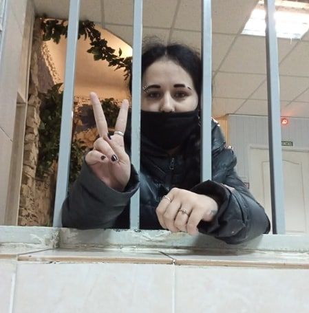 В Казани феминистку, сделавшую фото у отдела полиции в гробу, отправили в суд