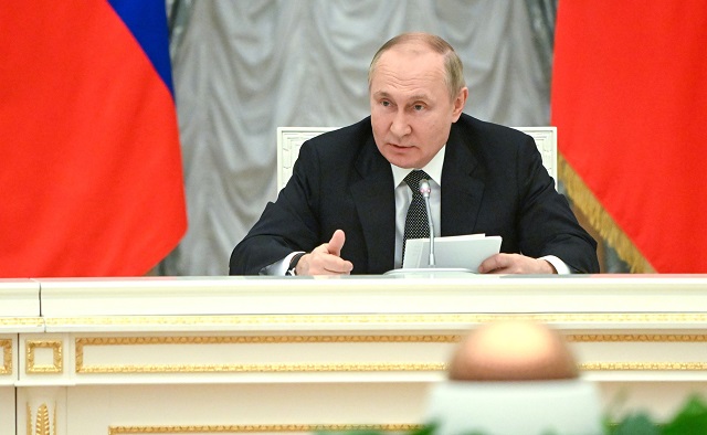 Путин объявил об индексации с 1 июня пенсий и МРОТ на 10%