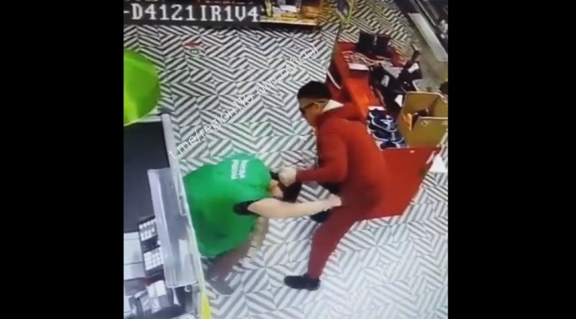 Вооруженный ножом рецидивист изрезал экс-возлюбленную в супермаркете в Казани – видео 