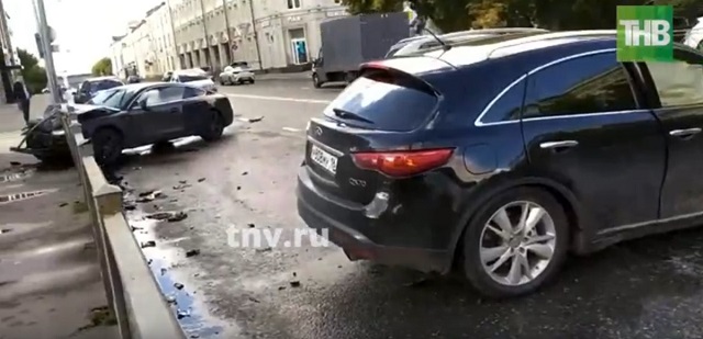 В Казани лихач на Infiniti пересек двойную сплошную и влетел в Audi - видео