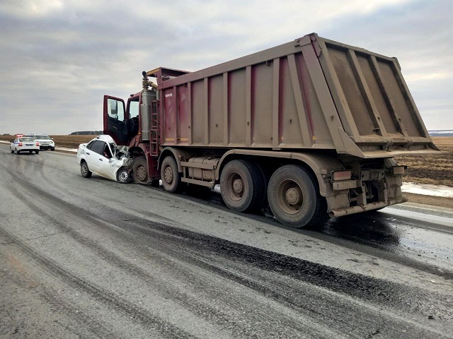 33-летний водитель «Лады» погиб в жестком ДТП с «Камазом» на трассе в Татарстане