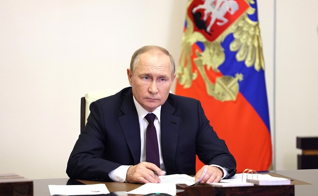Путин призвал власти регионов следить за содержанием воинских захоронений