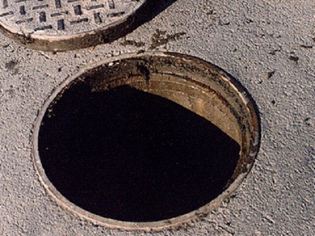 В Казани трехлетний ребенок провалился в незакрытый канализационный люк 