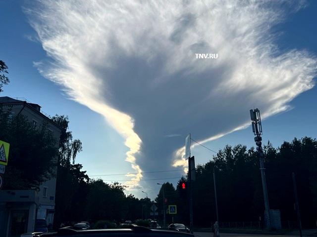 Загадочное облако-смерч повисло в небе над Казанью