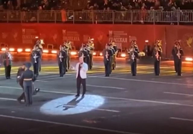 Лидер Rammstein Тилль Линдеманн спел по-русски на Красной площади — видео