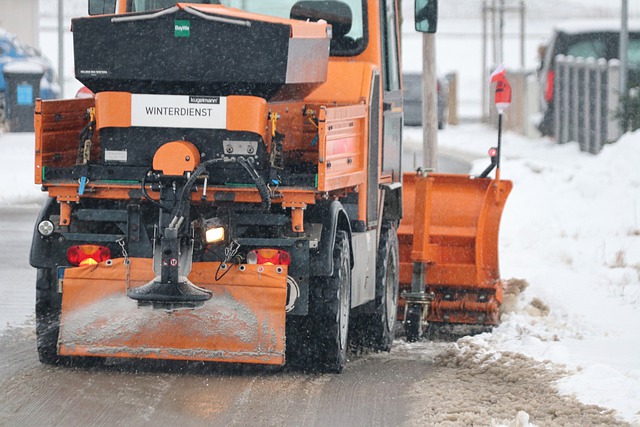 В Казани на улице Воровского снегоуборочный трактор насмерть сбил пенсионера 