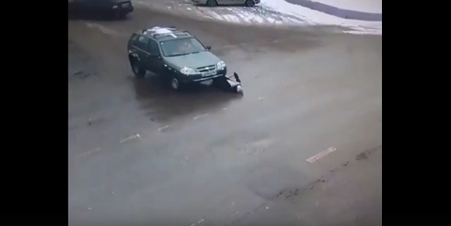 В Нижегородской области автоледи переехала пенсионерку и протащила ее по асфальту – видео