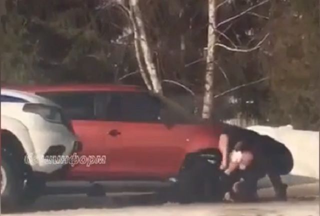 В Башкирии очевидцы сняли на видео драку водителя и сотрудника ГИБДД