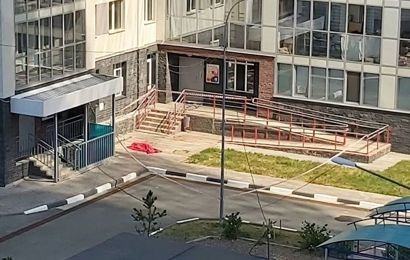 Из окна высотки в Кировском районе Казани выпала женщина