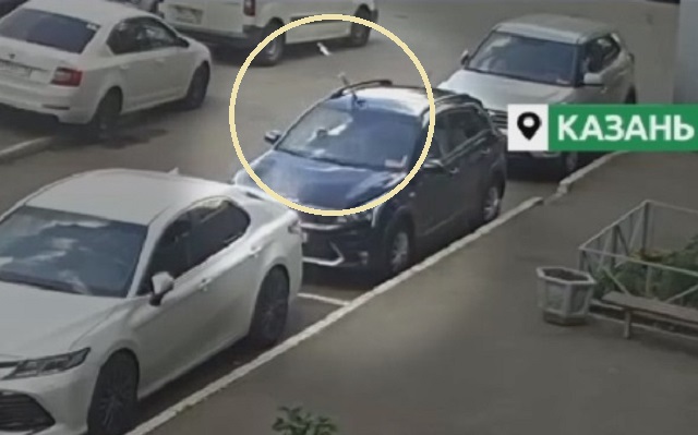 Выброшенный из окна высотки самокат разбил припаркованную иномарку в Казани – видео
