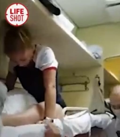 Видео: тренер заставила юных гимнасток тянуть шпагат на верхней полке поезда