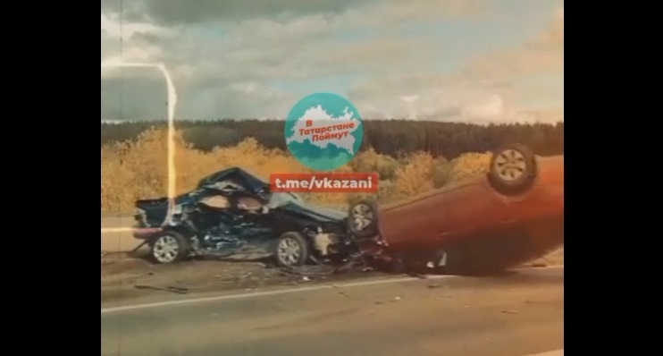 Водитель иномарки погиб в жесткой аварии на трассе в Татарстане - видео